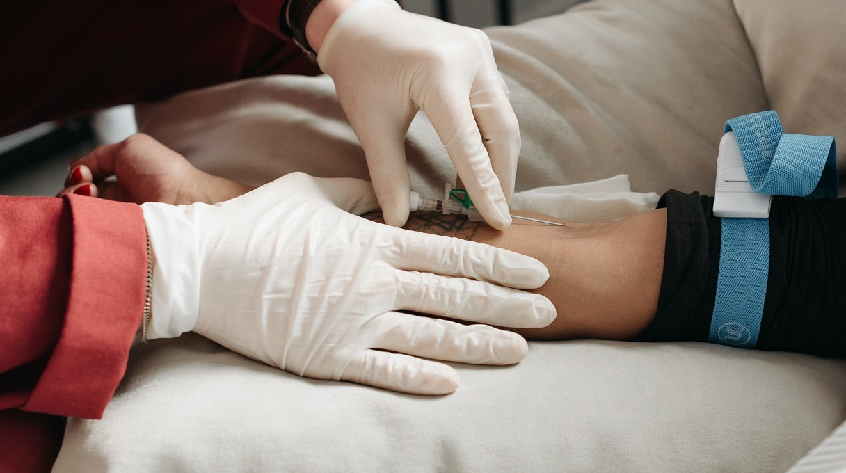 Ensihoitajan yleinen hoitotoimenpide - potilaan laskimon kanylointi.