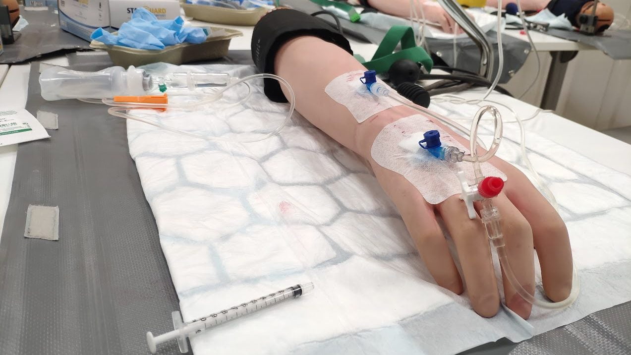 Tekokäsi kanyloinnin harjoitteluvälineenä.