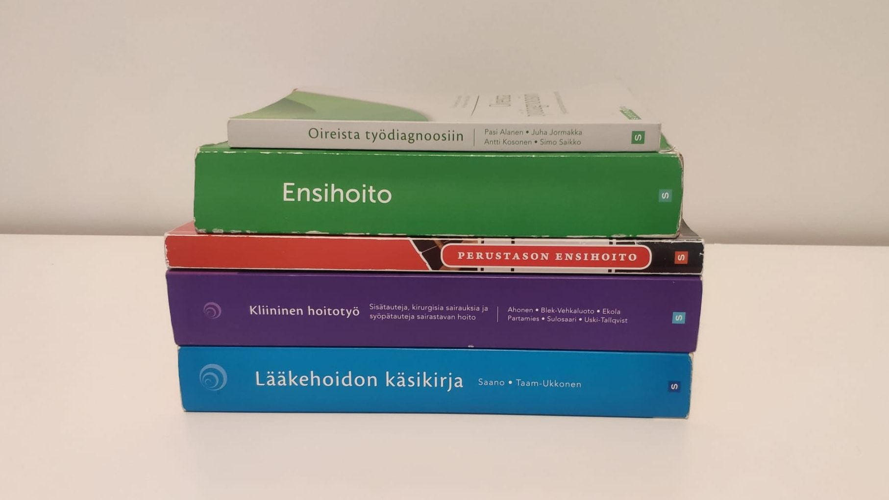 Ensihoidon oppikirjoja