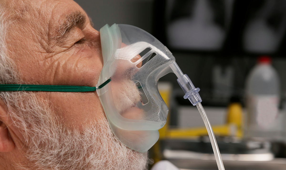 Ensihoitajan yleinen hoitotoimenpide - hapen antaminen potilaalle.