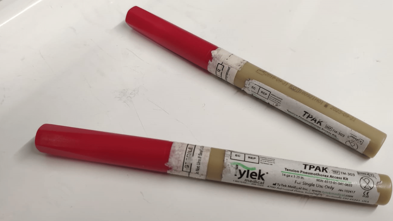 Kaksi neulotorakosenteesineulaa.